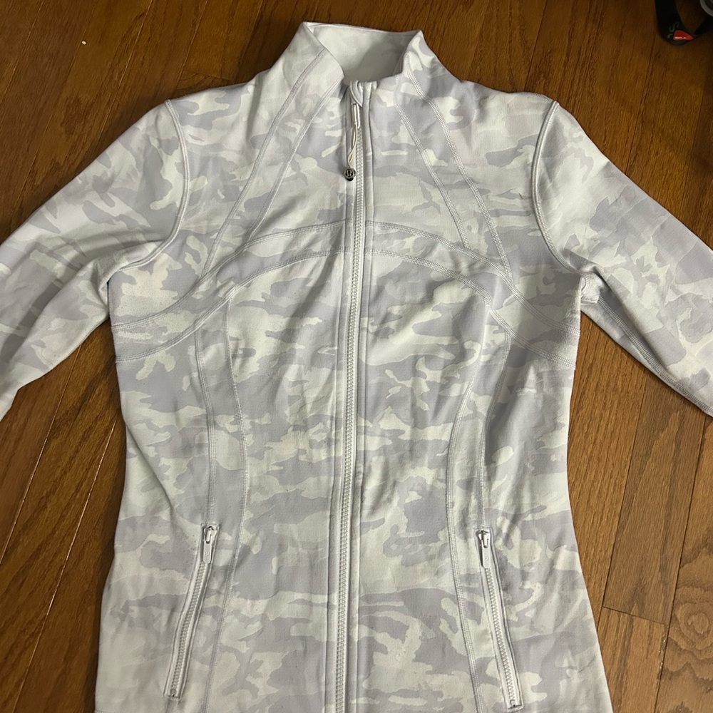 Lululemon Define Jacket. Size 6 Camo